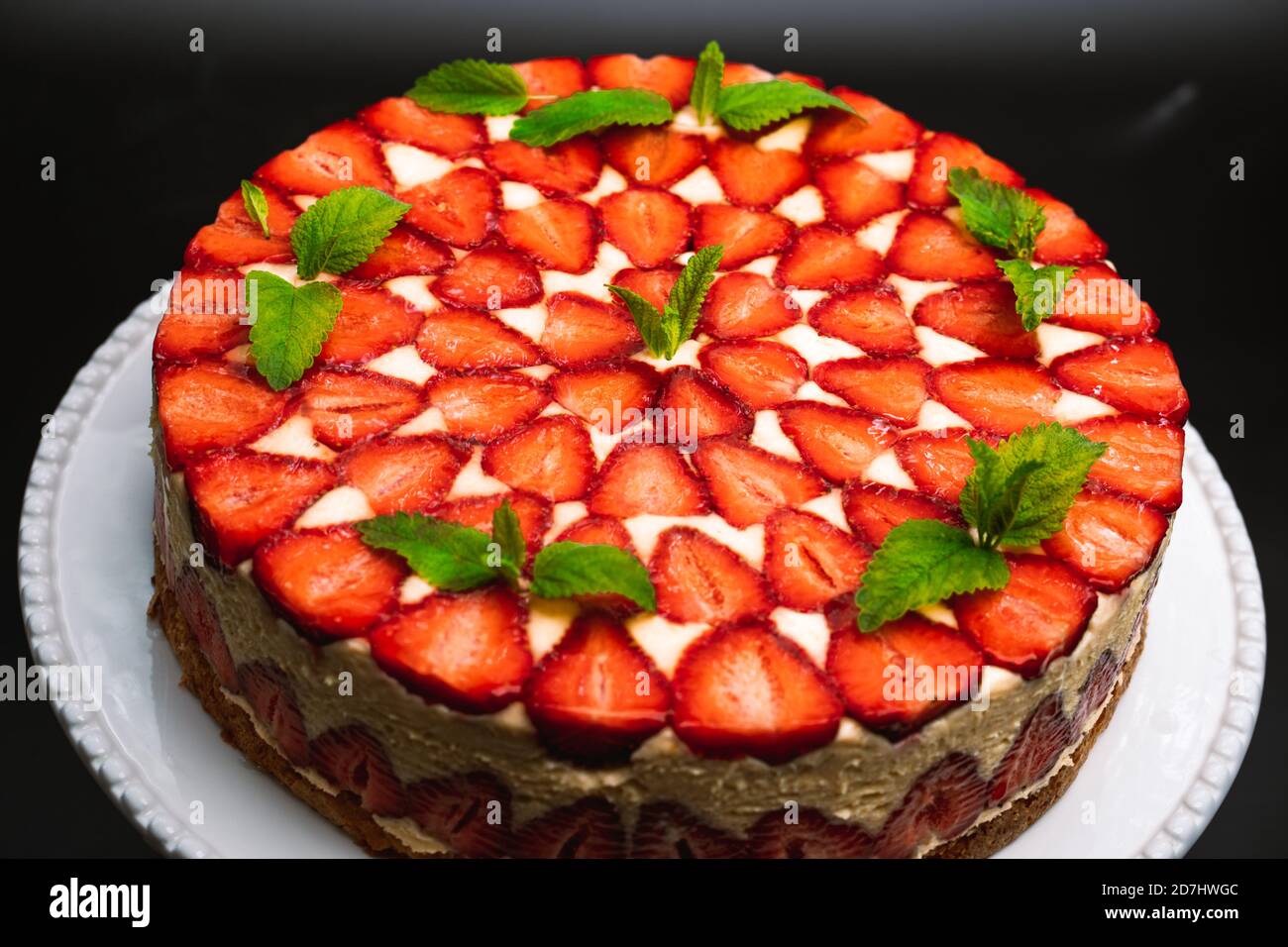 Magnifique Gateau Fraisier Maison Decore A La Main Dessert Savoureux Frais Et Appetissant En Gros Plan Avec Des Branches De Menthe Confiserie Photo Stock Alamy