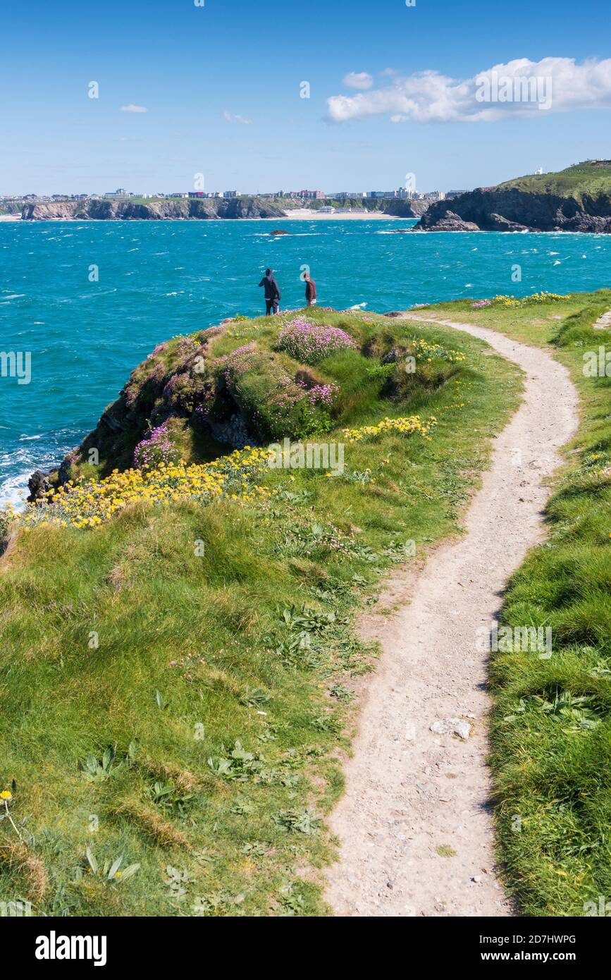 Le sentier côtier de Towan Head surplombe la baie Watergate à Newquay, en Cornwall. Banque D'Images