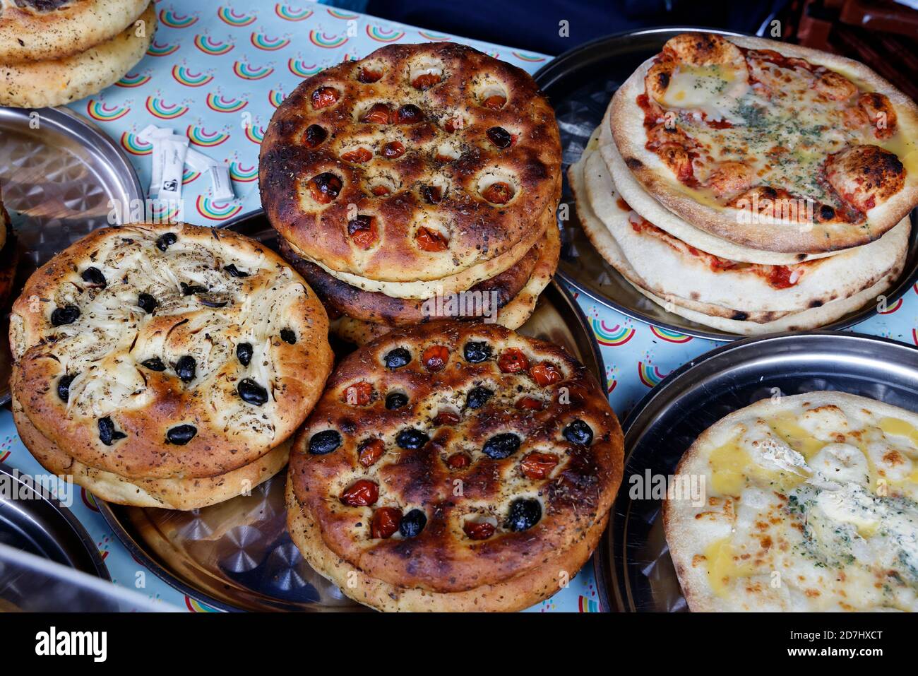 Facaccia, pain italien plat cuit au four avec olives, fromage et tomates en vente sur le marché, Abergavenny, pays de Galles, Royaume-Uni Banque D'Images