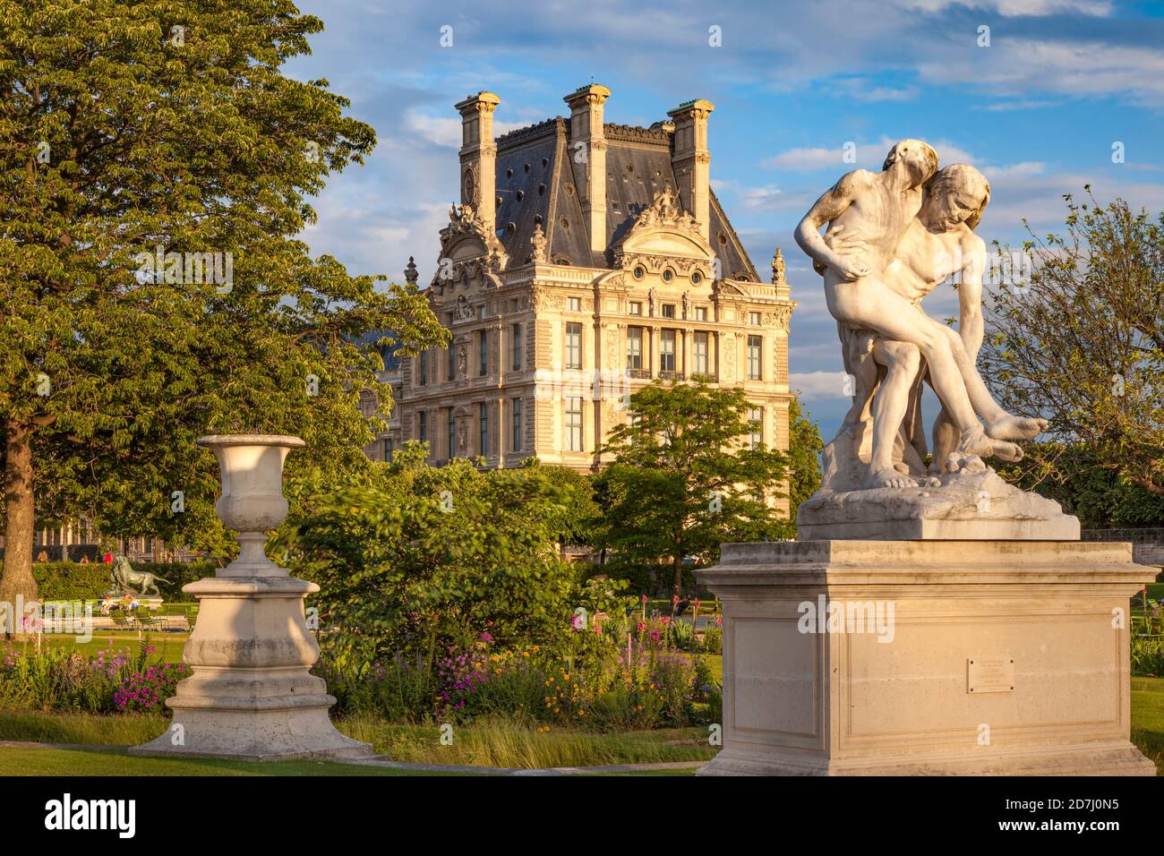 Statue du bon Samaritain - le bon Samaritain, au jardin des Tuileries avec le musée du Louvre au-delà, Paris France Banque D'Images