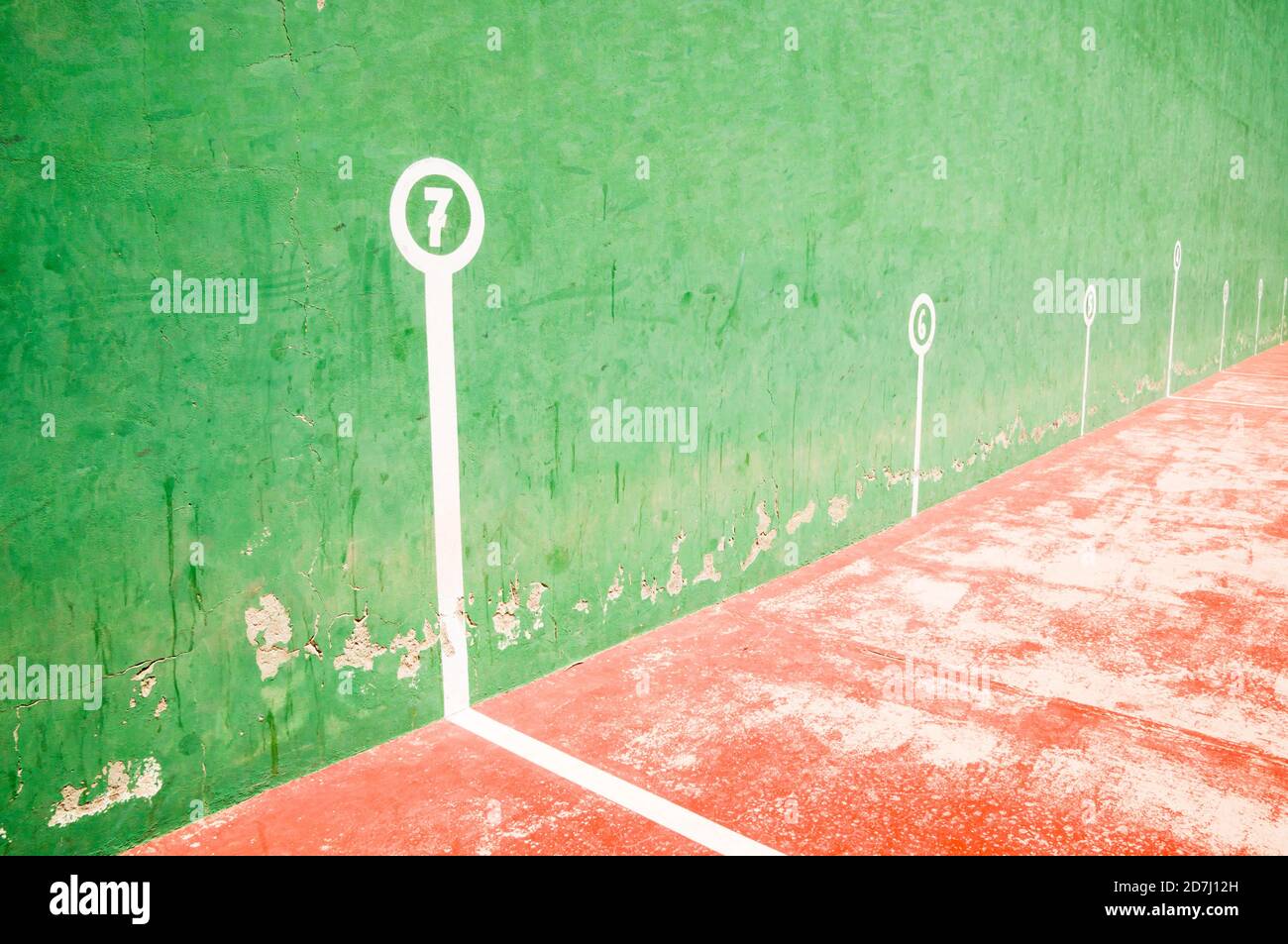 Ancienne cour de façade avec un mur vert Banque D'Images