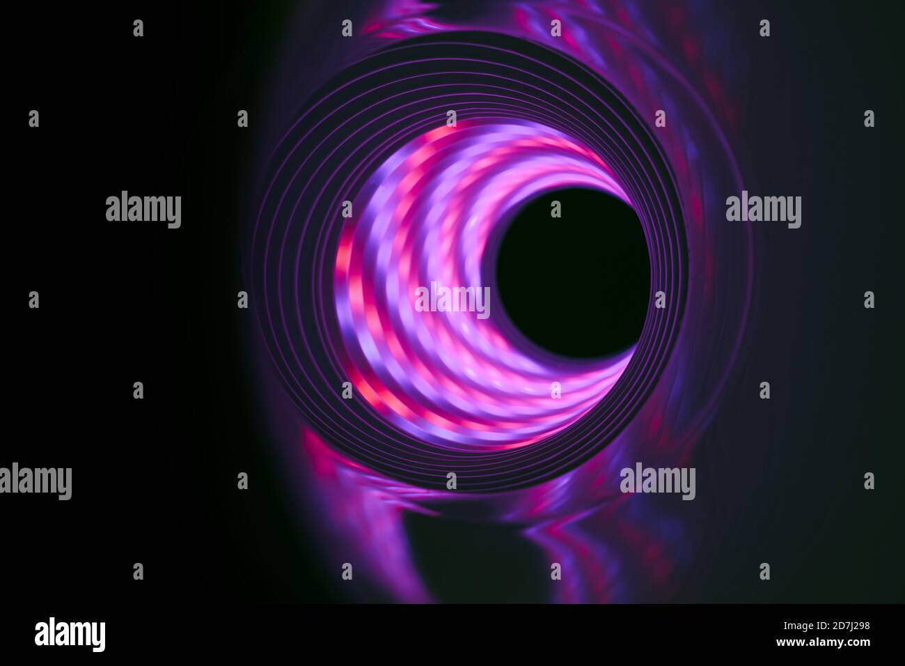 Beau tunnel de tourbillon abstrait avec lumière de néon multicolore sur un arrière-plan pttern texturé pour deisgn. Banque D'Images