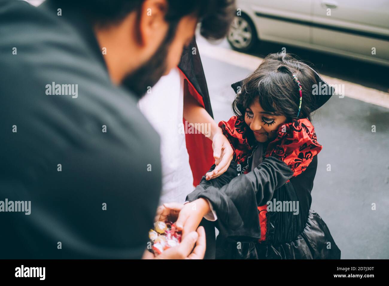 Fille en costume d'Halloween, trick ou traitement Banque D'Images