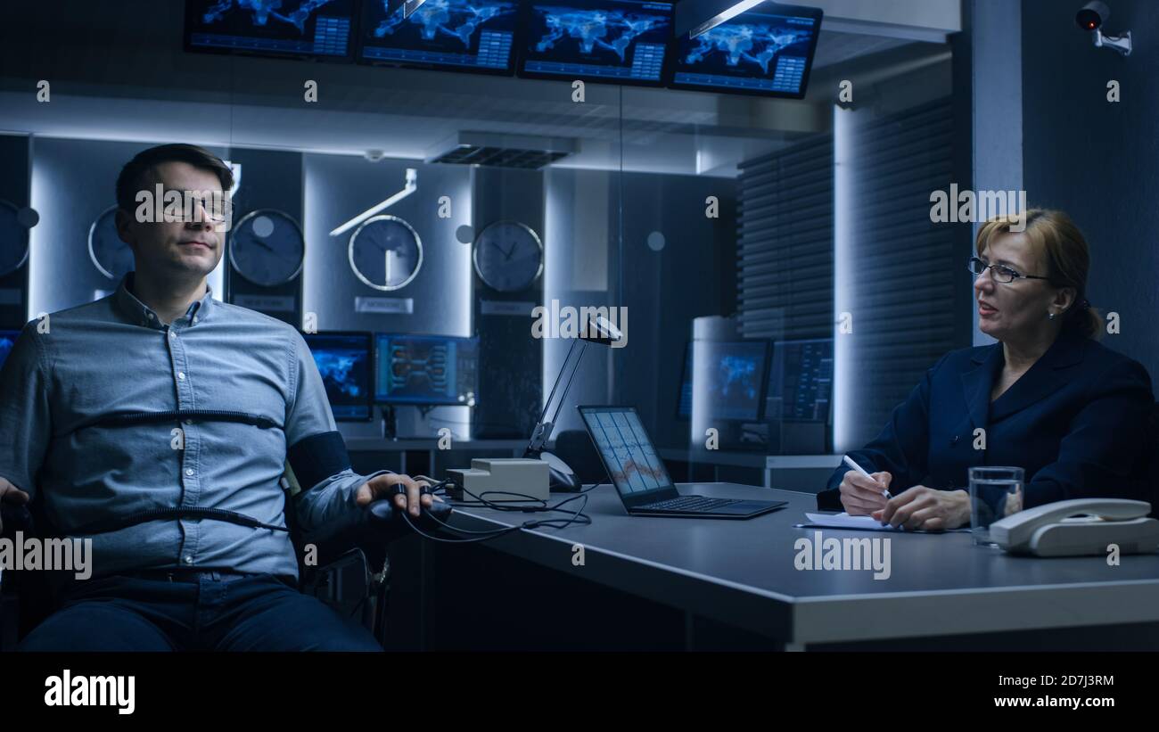 Un agent spécial féminin effectue un test de détection de lie sur un jeune suspect. Corporate Spy subit un test de polygraphe, Expert Examiner questions accusé dans Banque D'Images