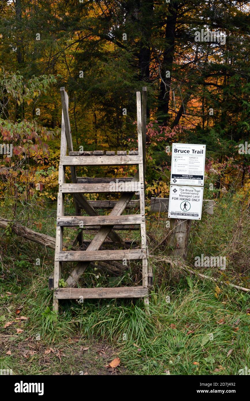 Une clôture et un panneau à un point de départ et d'accès au sentier de randonnée du sentier Bruce Trail en bordure du parc provincial Boyne Valley, Ontario, Canada. Banque D'Images