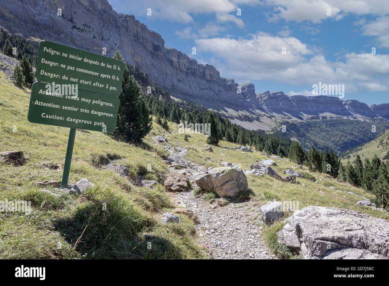 Signe de chemin dangereux dans le parc national d'Ordesa y Monte Perdido. Huesca, Aragon, Espagne. Montagnes de la vallée d'Ordesa. Banque D'Images
