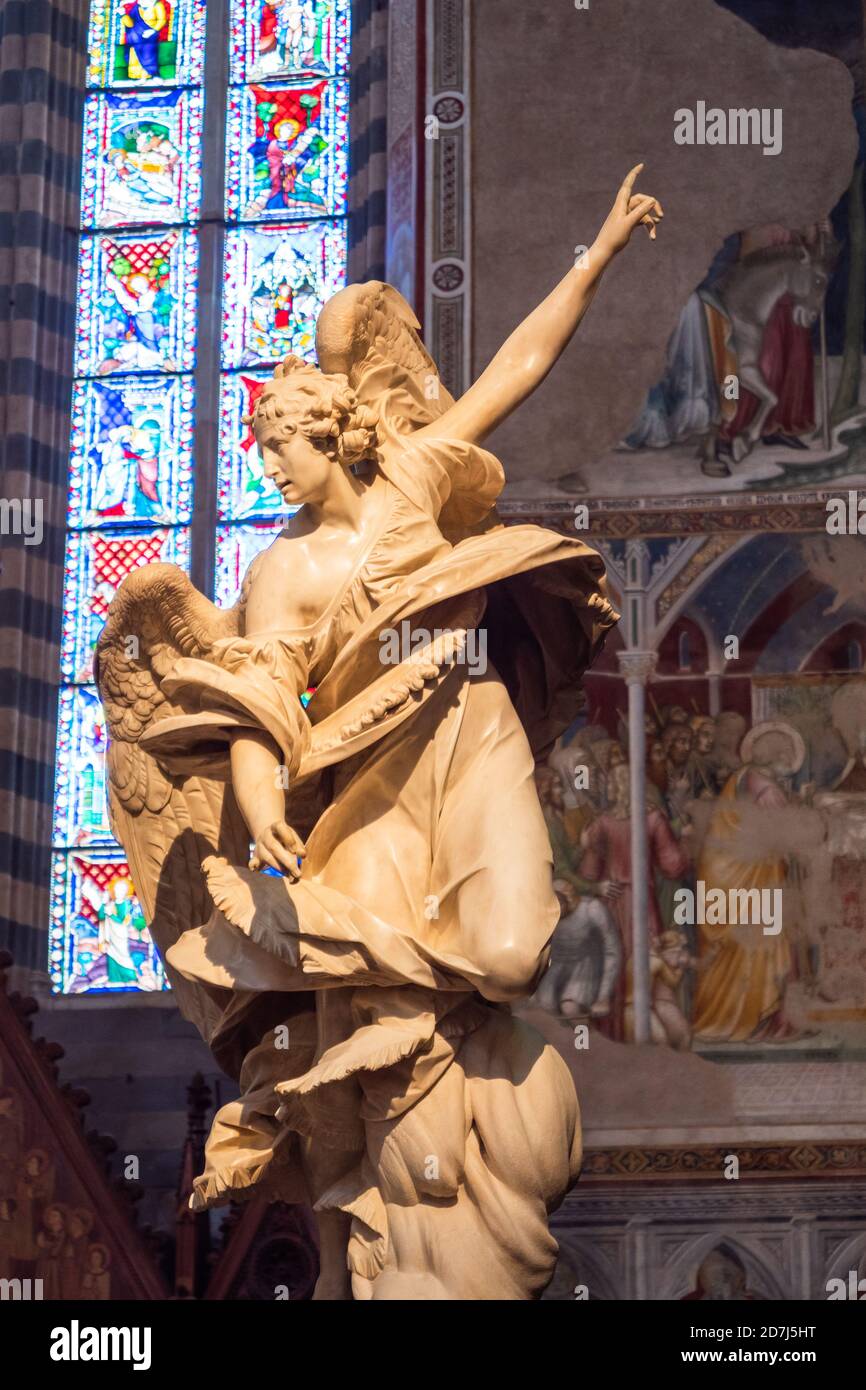 Orvieto, Italie - août 22 2020 : Ange de l'Annonciation Sculpture ou statue dans la cathédrale d'Orvieto, Italie, par Francisco Mochi Banque D'Images