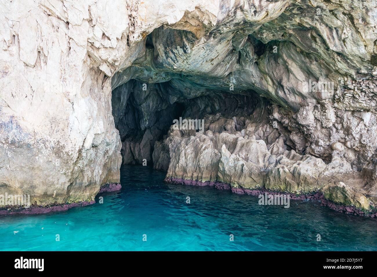 Grotta dei Santi, Grotte des Saints ou Grotto des Saints sur l'île de Capri en Italie du Sud avec une belle mer et des rochers blancs Banque D'Images