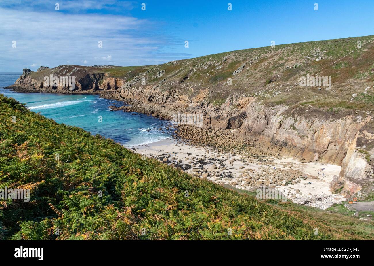 Vue sur le surf qui se rend à Nanjizel ou Mill Bay avec Carn Boel, Cliff, Coast Path et le phare de Longships distant ; côte de Cornouailles près de Lands End. Mi Banque D'Images