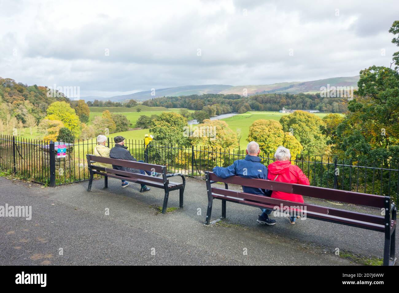 Les gens appréciant la vue sur la rivière Lune depuis le Point de vue de Ruskin dans la ville marchande de Cumbrian Kirkby Lonsdale Cumbria Angleterre Royaume-Uni Banque D'Images