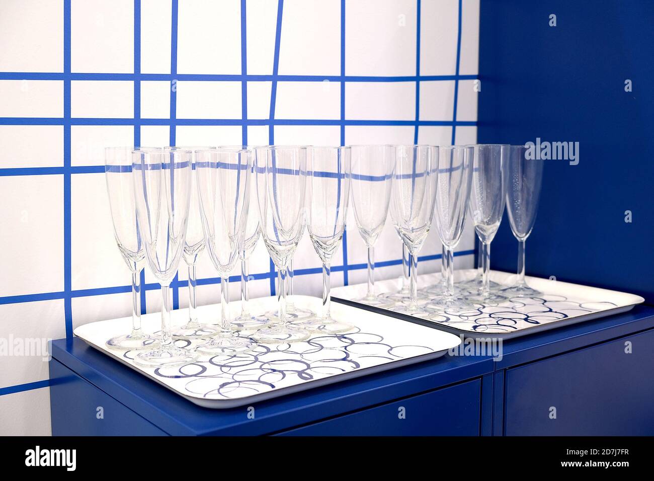 Plateau en verre sur fond blanc. Service de restaurant. Banquet Banque D'Images