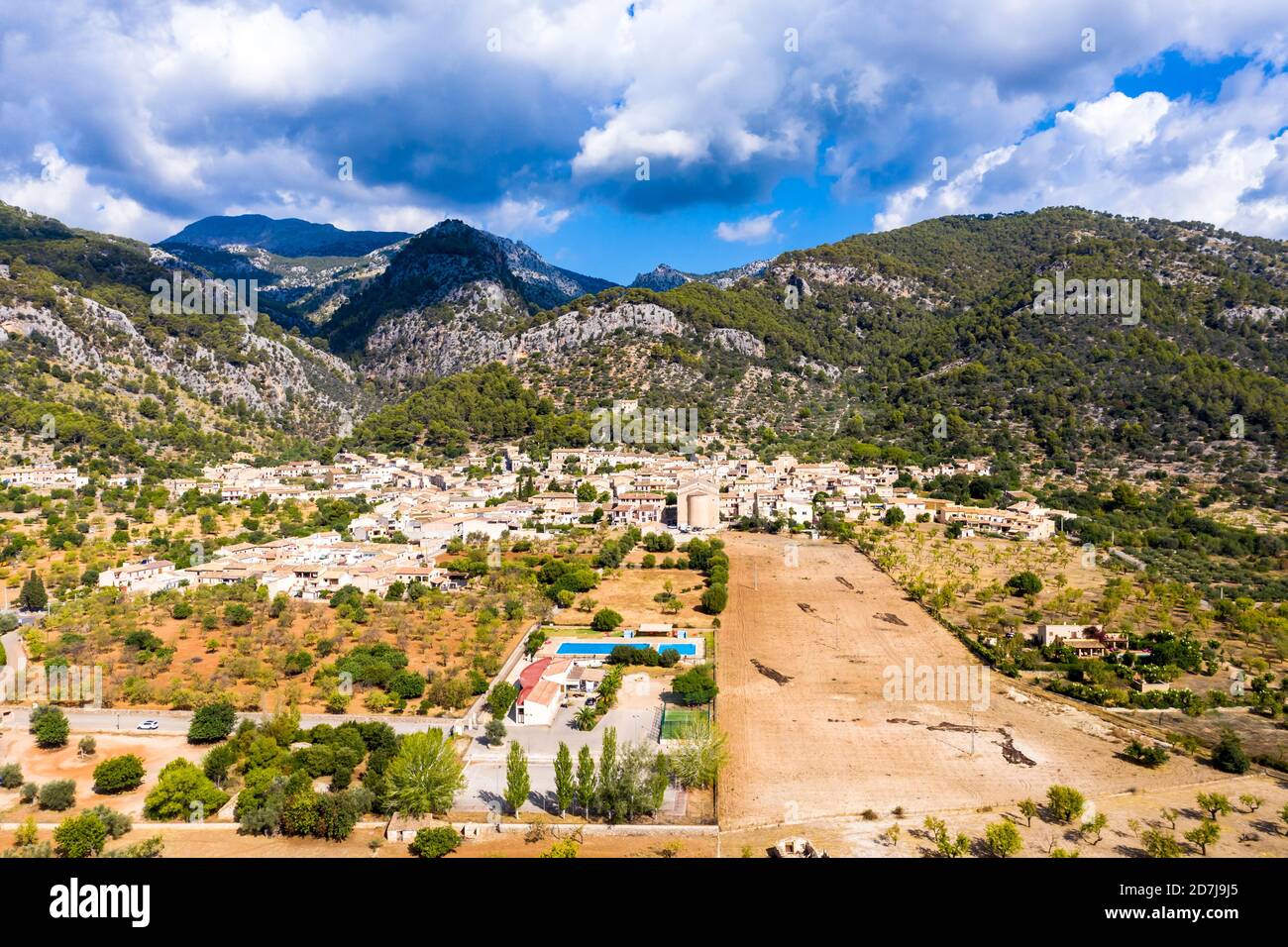 Vue aérienne du village près des montagnes contre ciel nuageux par beau temps, Caimari, Majorque, Espagne Banque D'Images
