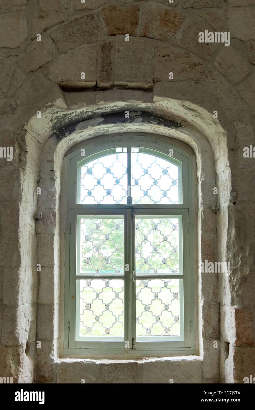Fenêtre de la voûte plantaire avec cadre blanc et grille dans le bâtiment historique Banque D'Images Fenêtre de la voûte plantaire avec cadre blanc et grille dans le bâtiment historique Banque D'Images