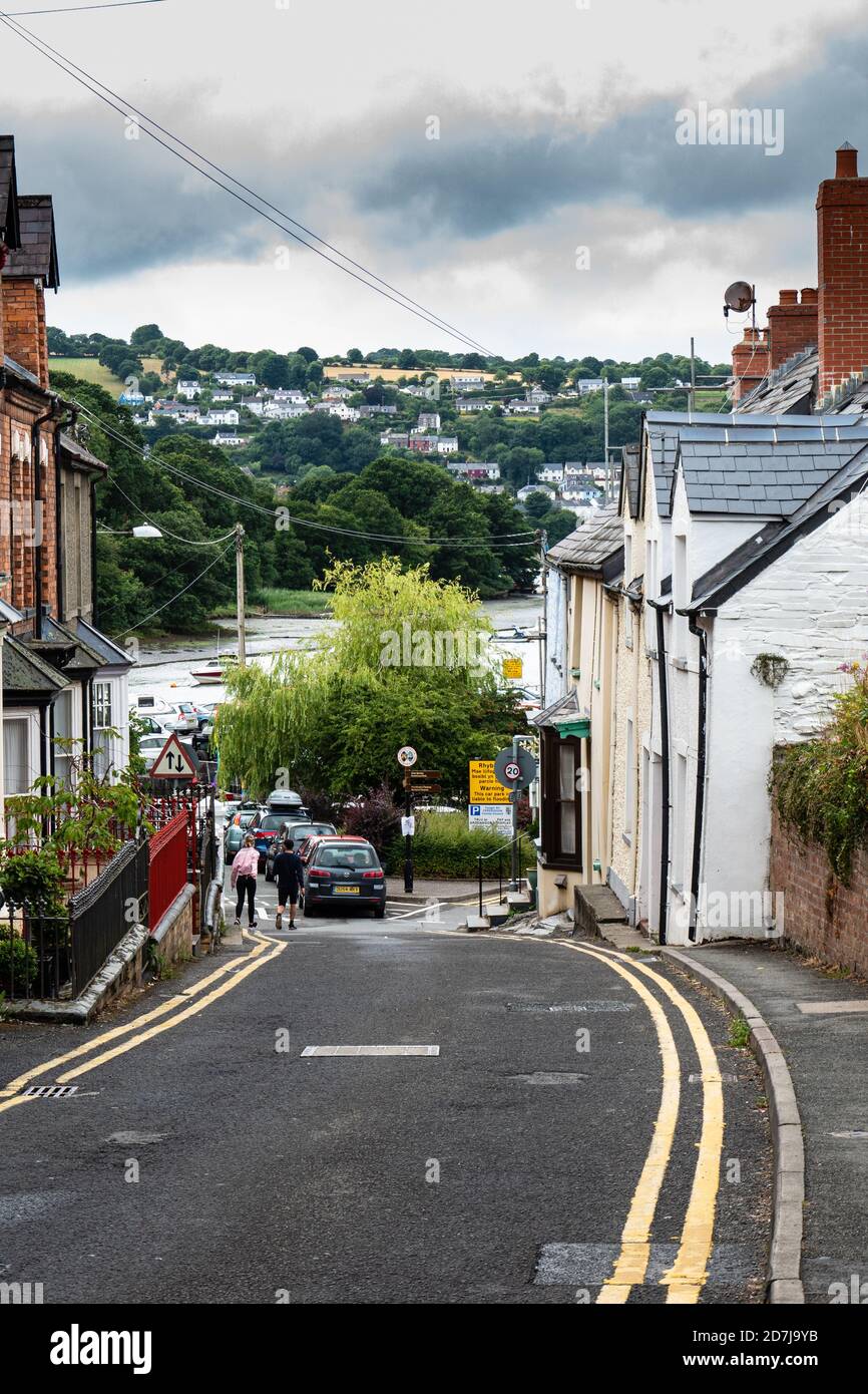 Quay Street à Cardigan, au pays de Galles descend en flèche jusqu'au parking de la ville et offre une vue sur St Dogmaels de l'autre côté de la rivière Teifi Banque D'Images