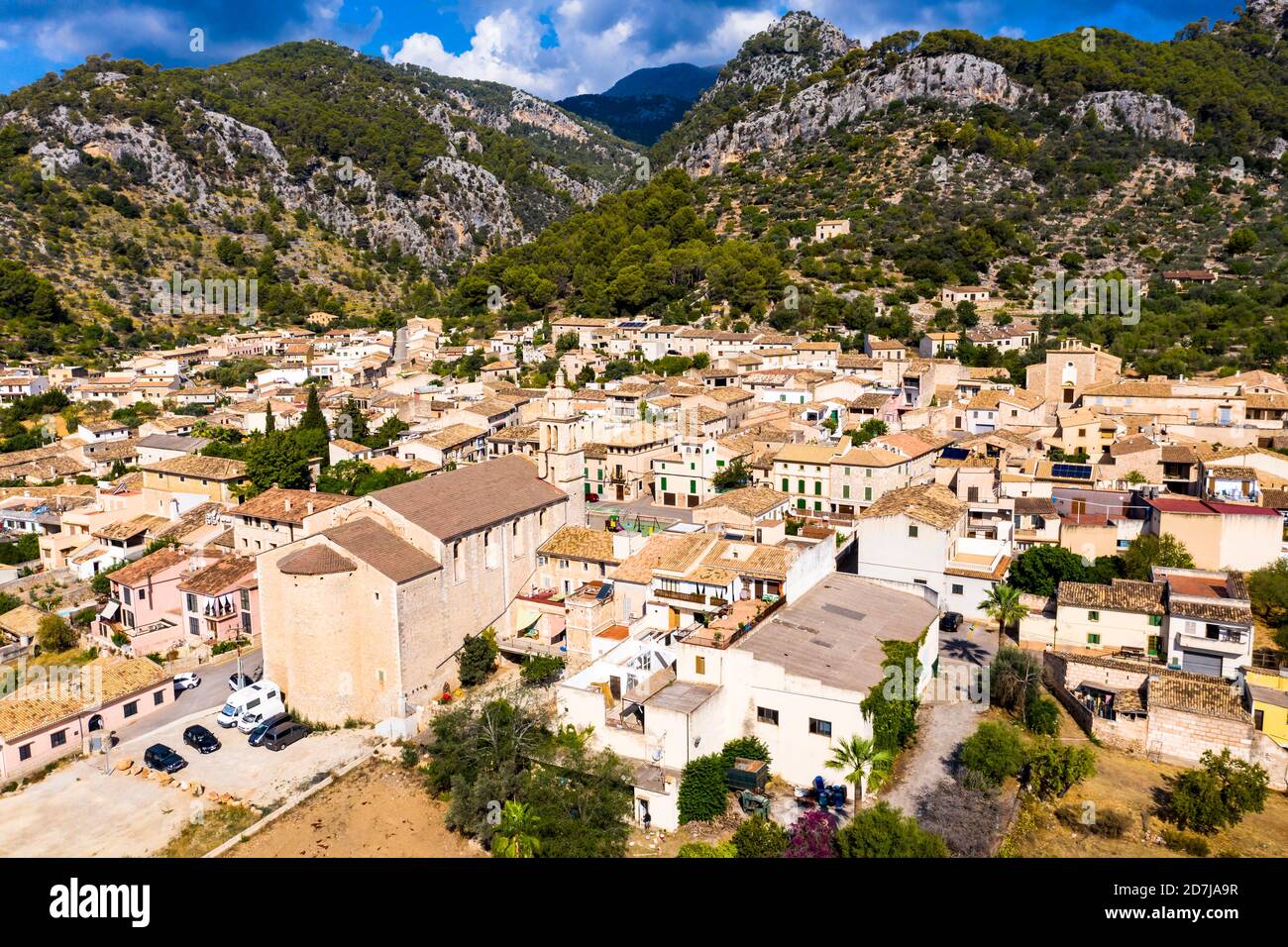 Vue aérienne des maisons dans le village contre la chaîne de montagne par beau temps, Caimari, Majorque, Espagne Banque D'Images