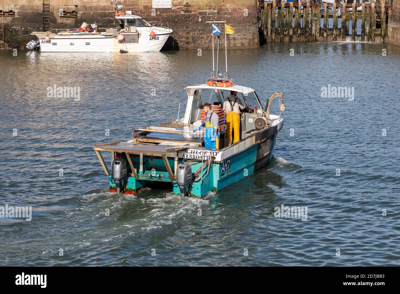 Petit bateau de pêche naviguant dans le port d'Arbroath, Arbroath, Angus, Écosse, Royaume-Uni Banque D'Images