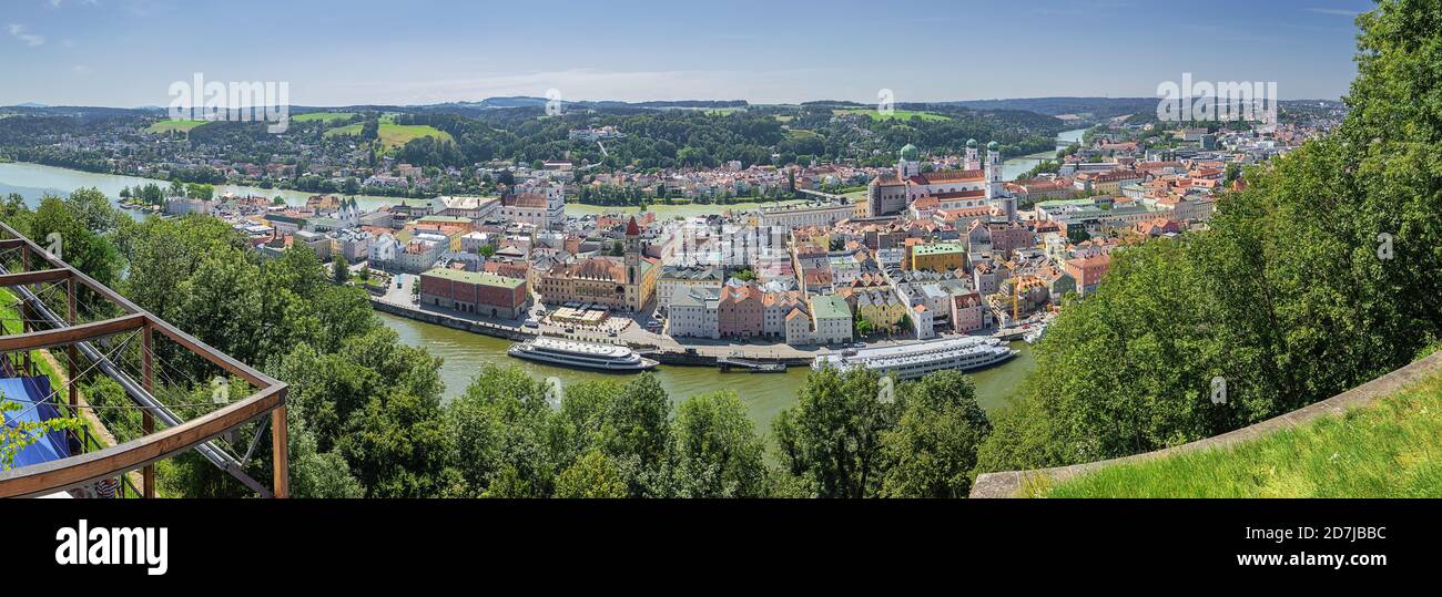 Editorial: NEUSCHONAU, BAVIÈRE, ALLEMAGNE, 12 août 2020 - vue sur Passau avec le Danube et l'auberge vue de Veste Oberaus Banque D'Images