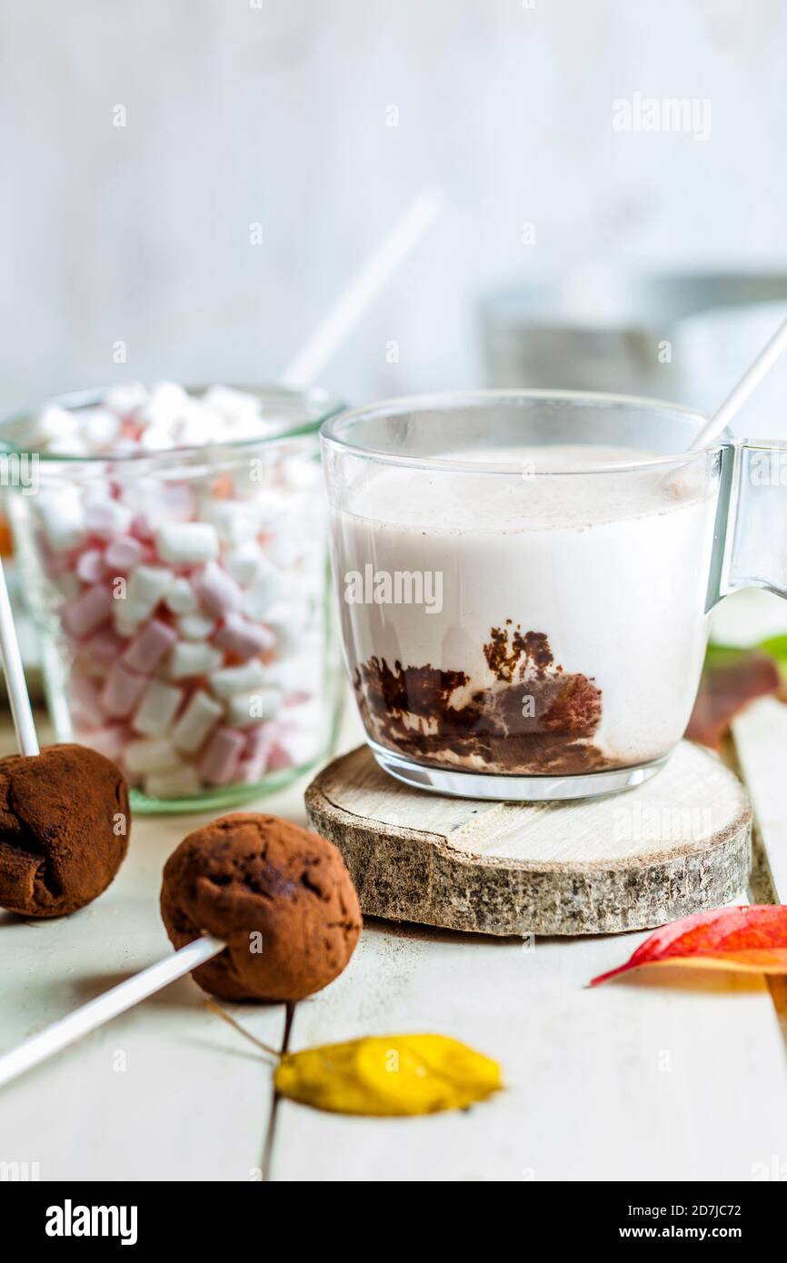 Gros plan de chocolat chaud avec guimauves et sucettes aux truffes table à la maison Banque D'Images