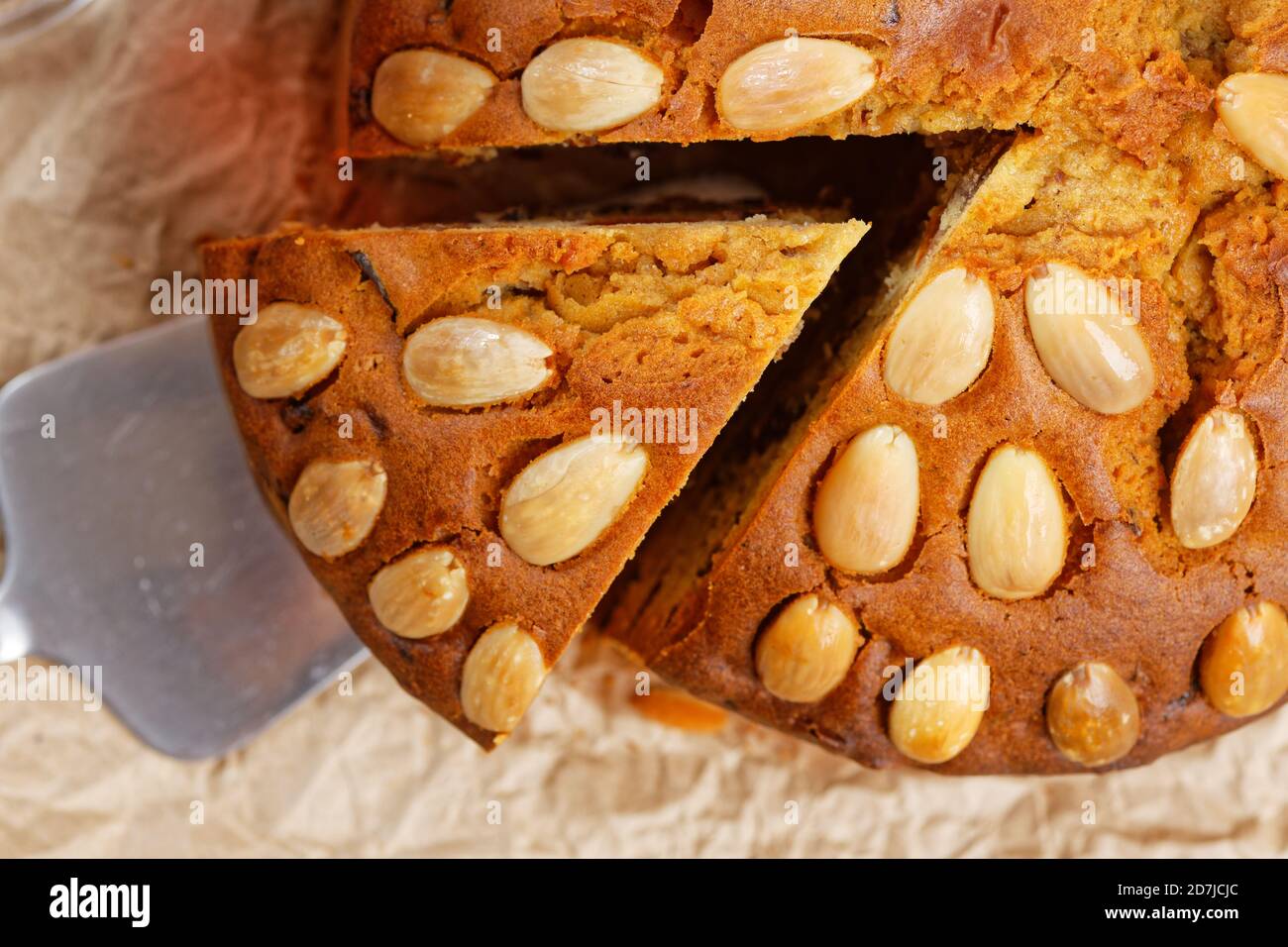 Gros plan sur un gâteau fait maison avec découpe de pièce. Vue de dessus. Banque D'Images