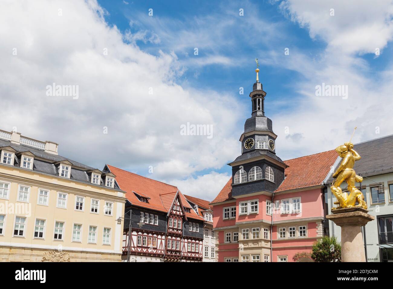 Allemagne, Thuringe, Eisenach, statue de fontaine de Georgsbrunnen de couleur or et hôtel de ville historique Banque D'Images