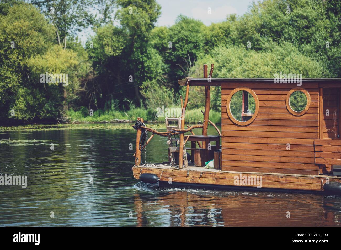 péniche en bois dans le lac au coucher du soleil Banque D'Images
