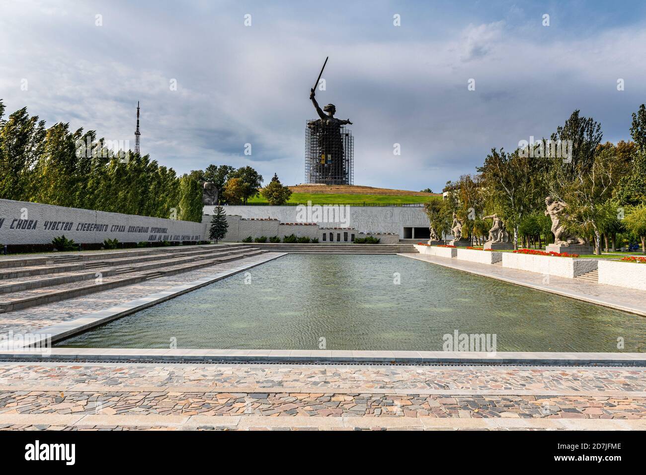 Russie, l'oblast de Volgograd, Volgograd, Pond et Motherland appelle la sculpture à Mamayev Kurgan Banque D'Images Russie, l'oblast de Volgograd, Volgograd, Pond et Motherland appelle la sculpture à Mamayev Kurgan Banque D'Images