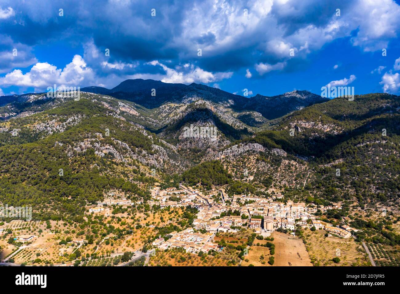 Vue aérienne du village près de la chaîne de montagnes contre ciel nuageux le jour ensoleillé, Caimari, Majorque, Espagne Banque D'Images Vue aérienne du village près de la chaîne de montagnes contre ciel nuageux le jour ensoleillé, Caimari, Majorque, Espagne Banque D'Images