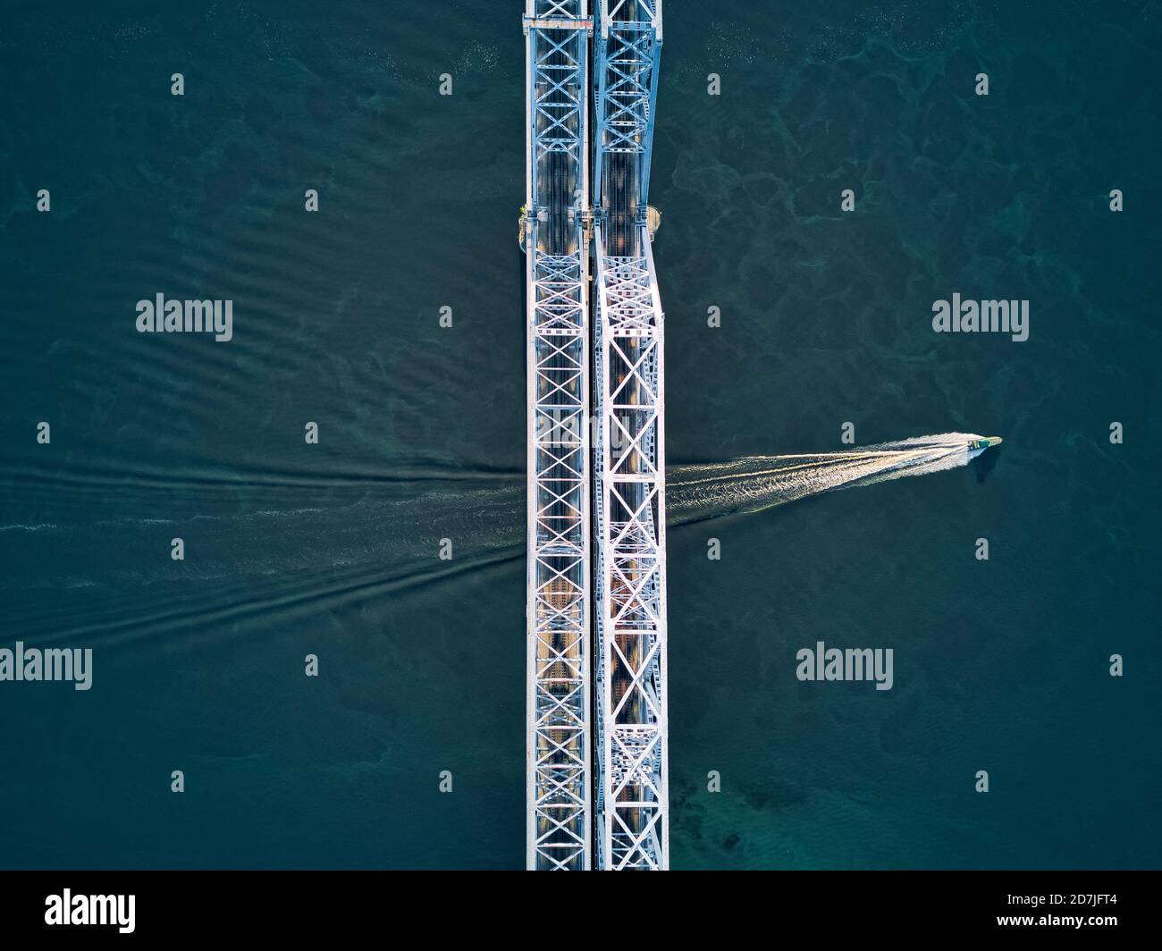 Vue aérienne du bateau se déplaçant sur la Volga sous métallique pont ferroviaire Banque D'Images