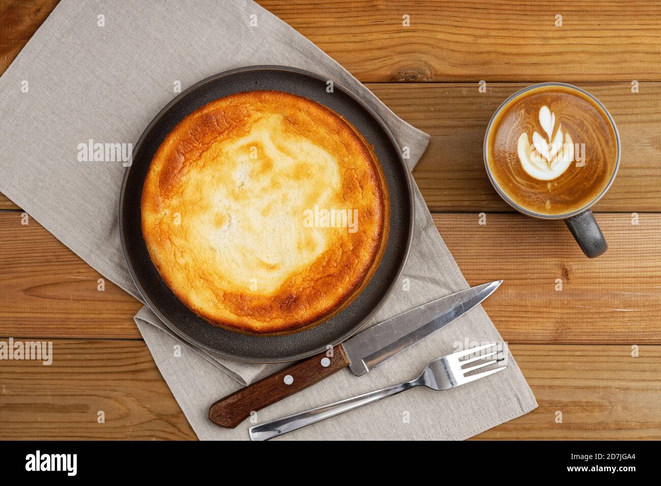 Tarte aux pommes maison et une tasse de café cappuccino sur une table en bois. Vue de dessus. Banque D'Images Tarte aux pommes maison et une tasse de café cappuccino sur une table en bois. Vue de dessus. Banque D'Images