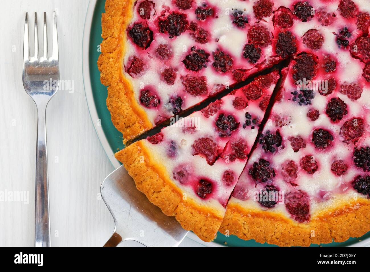 Gros plan tarte aux baies maison avec framboise et mûre sur table en bois blanc. Vue de dessus. Banque D'Images Gros plan tarte aux baies maison avec framboise et mûre sur table en bois blanc. Vue de dessus. Banque D'Images