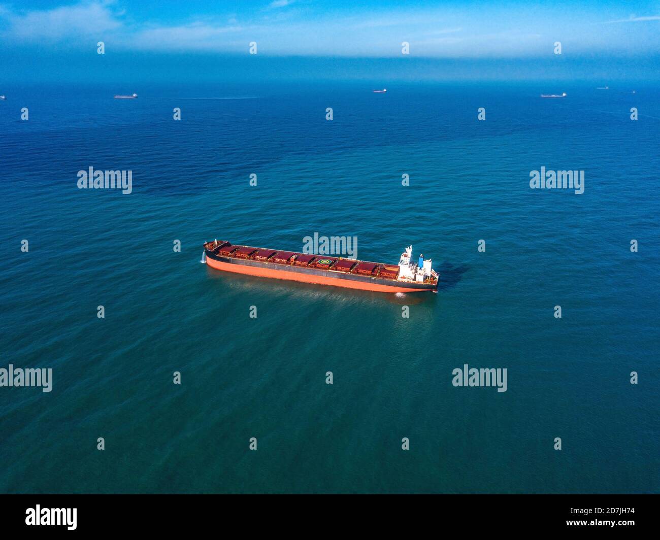 Vue aérienne d'un bateau à conteneurs naviguant en mer du Japon Banque D'Images