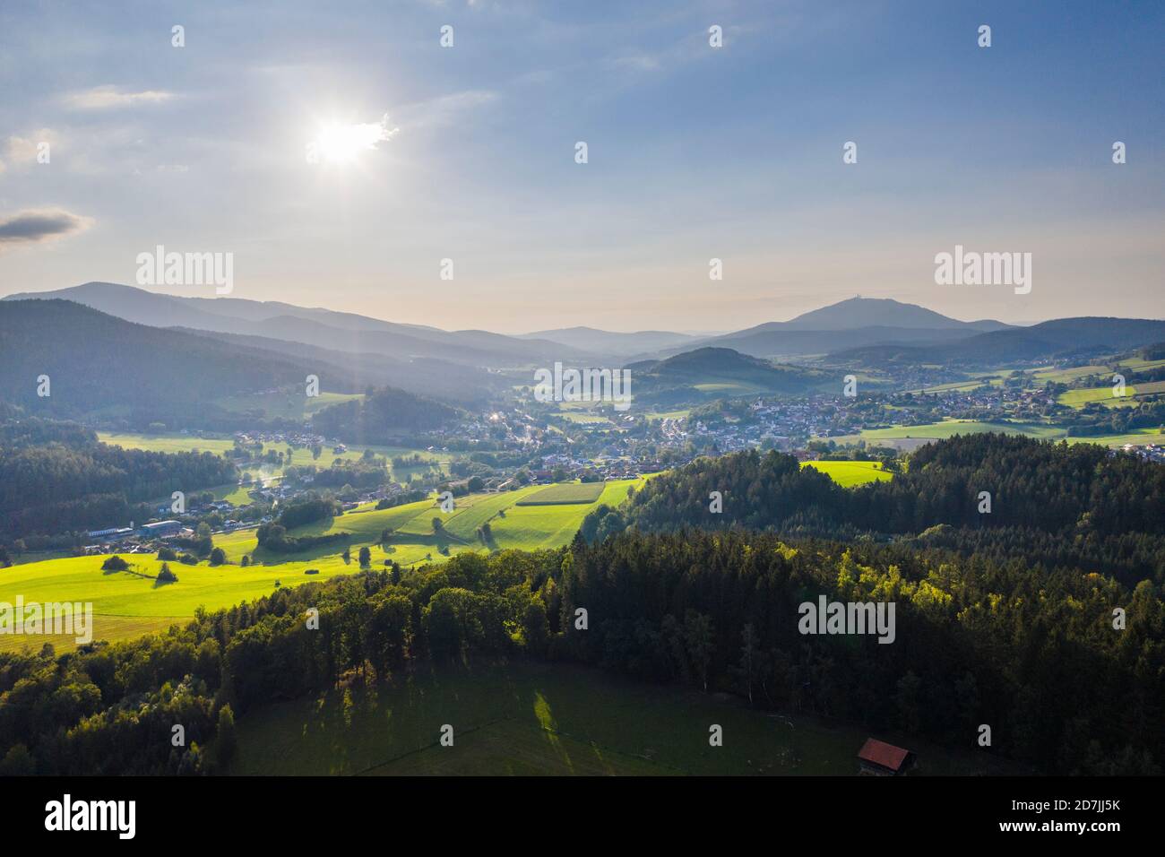 Vue de drone du soleil qui brille au-dessus de la vallée Lamer Winkel dans été Banque D'Images