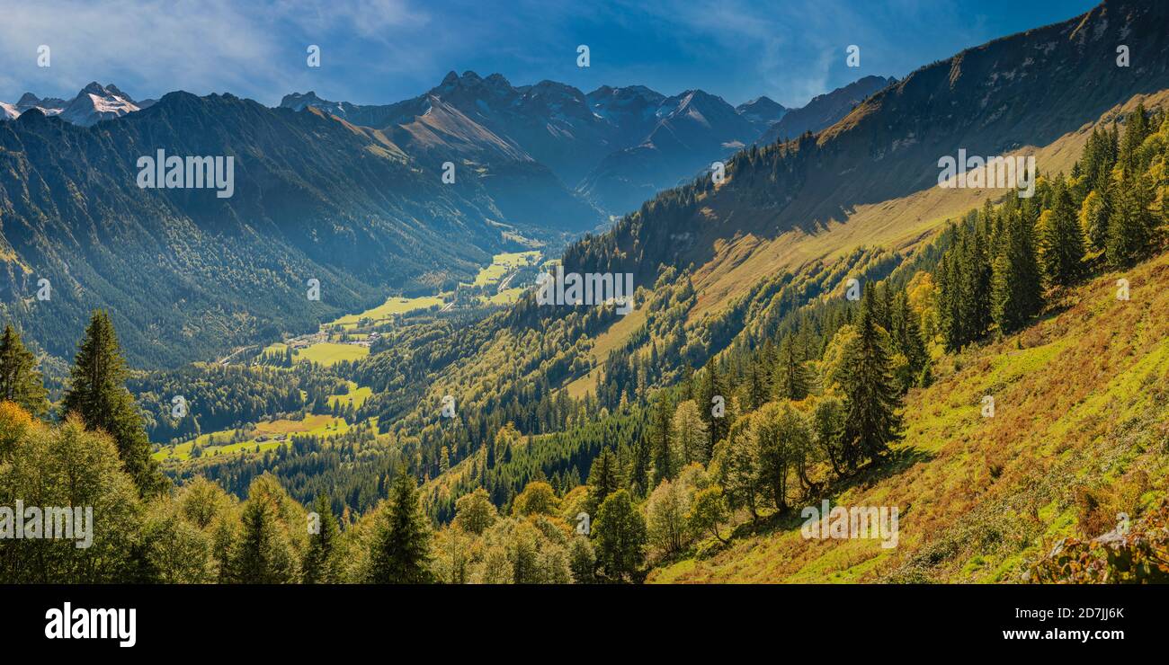 Panorama pittoresque de la vallée de Stillachtal dans les Alpes d'Allgau en automne Banque D'Images