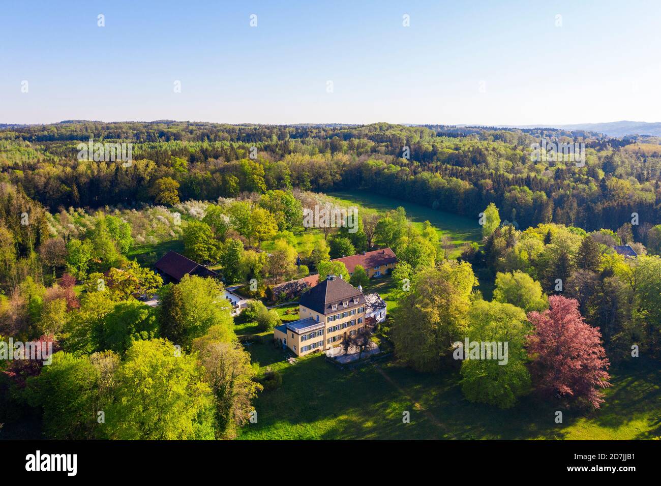 Allemagne, Bavière, Herrsching, Drone vue sur le domaine de Rezensried et la forêt environnante Banque D'Images