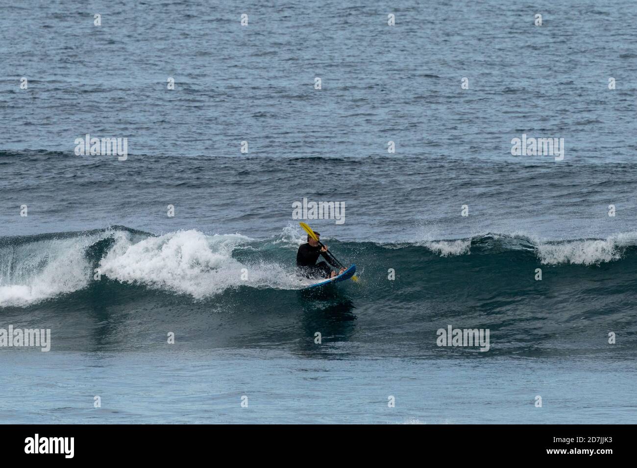 Saint-Jean-de-Luz, P-A / France - 22 octobre 2020 : un homme d'âge moyen surfant sur un vague dans l'océan Atlantique Banque D'Images