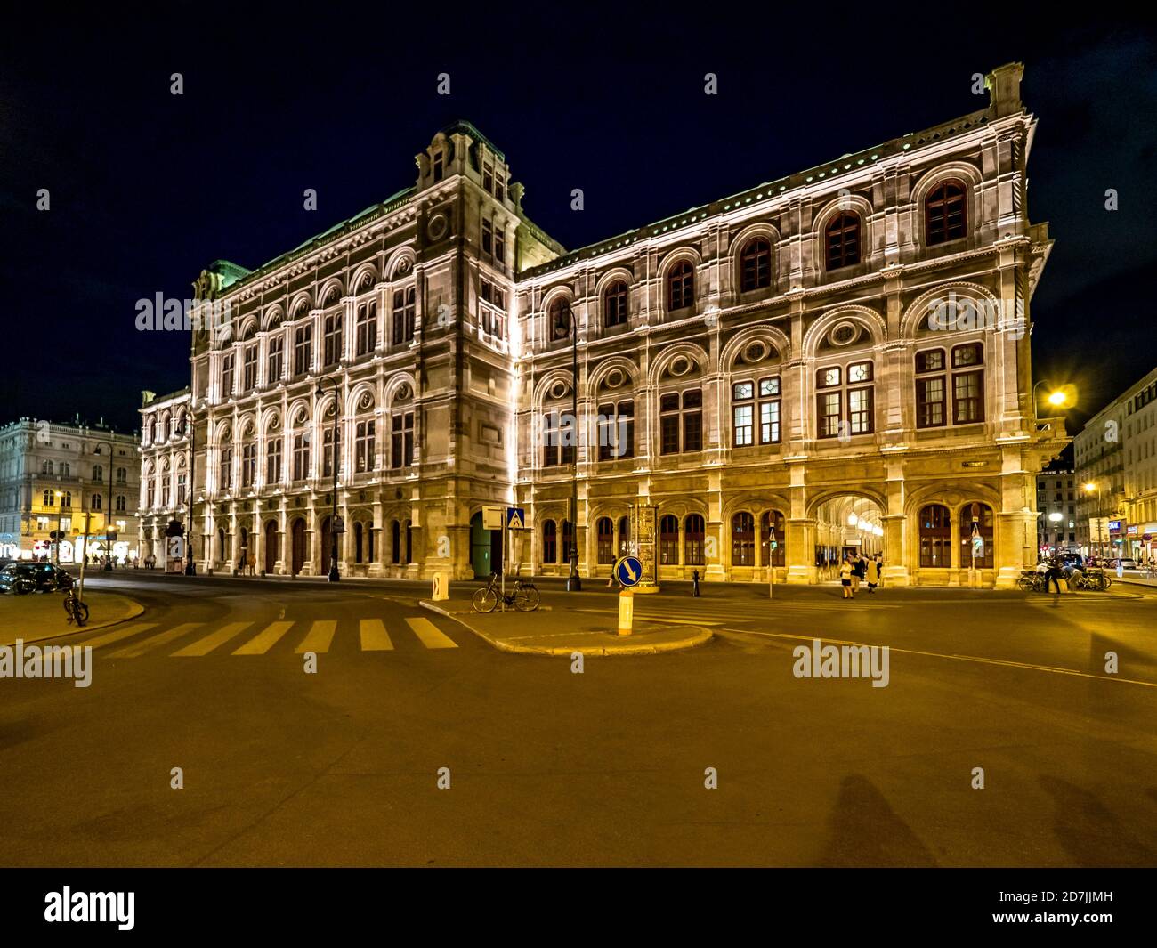 Autriche, Vienne, rue devant l'Opéra d'Etat de Vienne la nuit Banque D'Images