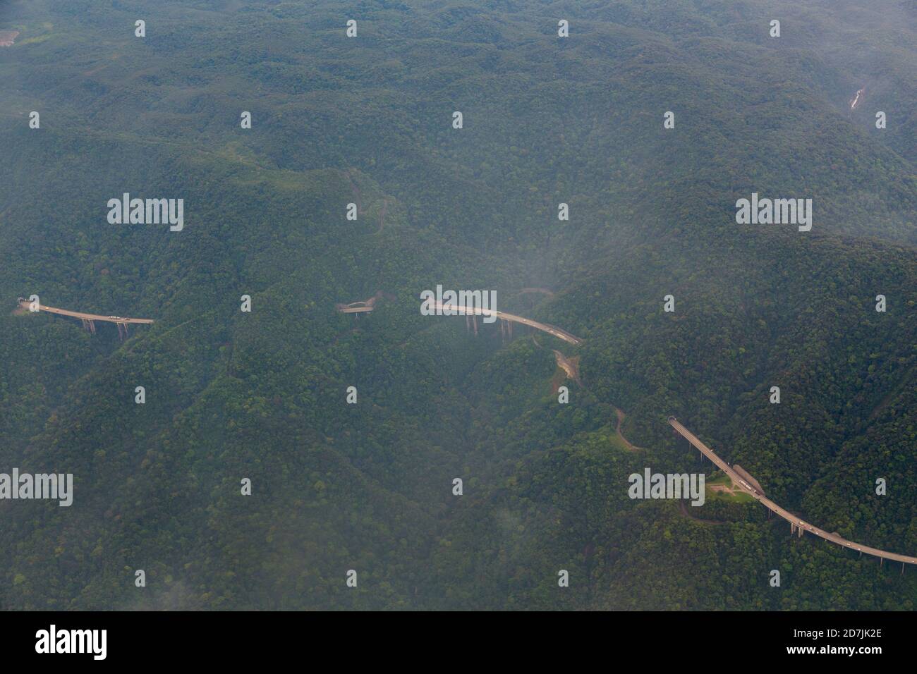 Vue aérienne de la Rodovia dos Imigrantes, qui relie la capitale São Paulo à la côte, le long de la Serra do Mar, avec plusieurs viaducs et tunnels Banque D'Images