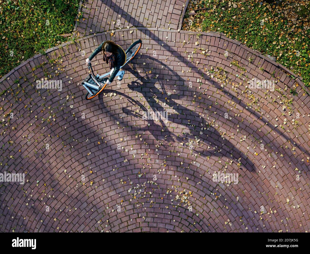 Vue aérienne de la jeune femme à vélo dans le parc d'automne Banque D'Images