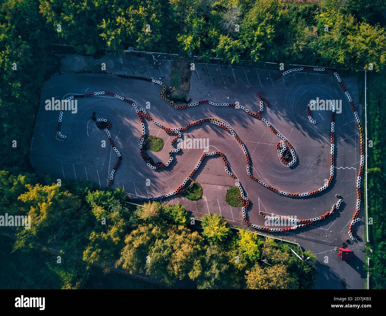 Vue aérienne du circuit de karting au milieu des arbres Banque D'Images