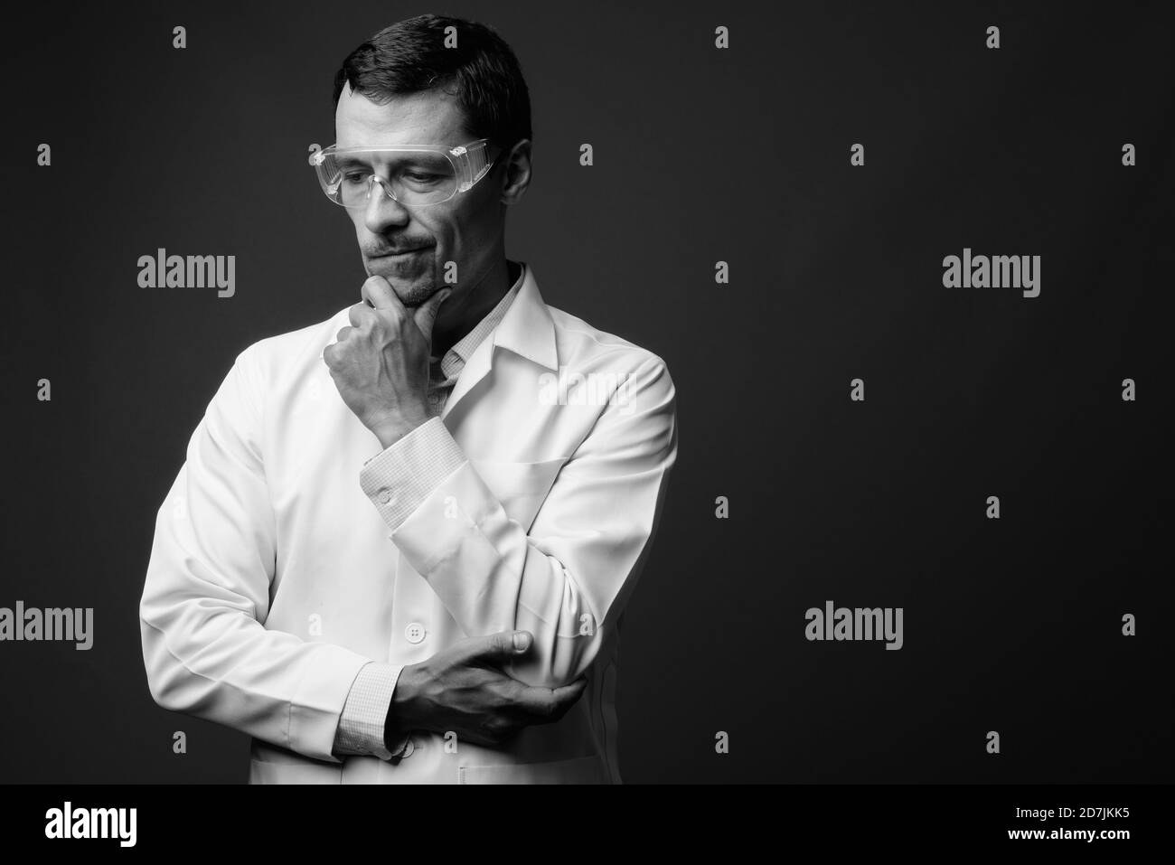 Portrait de l'homme beau médecin comme scientifique avec des lunettes de protection Banque D'Images