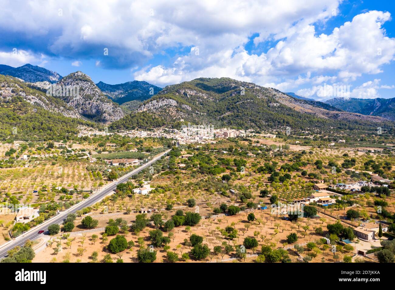 Vue aérienne de la route vers le village près de la chaîne de montagnes contre ciel nuageux, Caimari, Majorque, Espagne Banque D'Images Vue aérienne de la route vers le village près de la chaîne de montagnes contre ciel nuageux, Caimari, Majorque, Espagne Banque D'Images