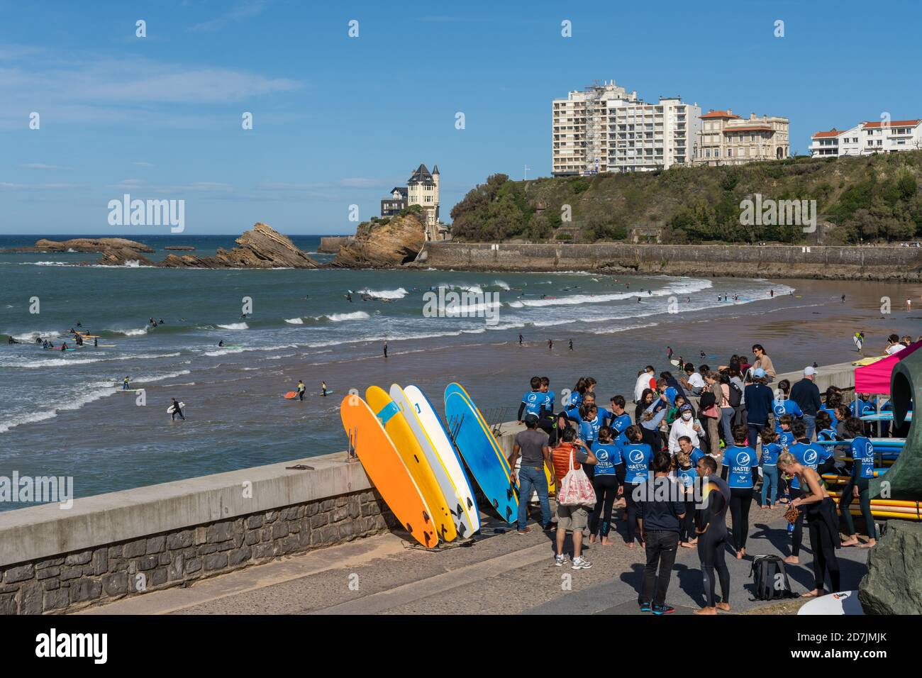 Biarritz, P-A / France - 21 octobre 2020 : de jeunes étudiants en surf se préparent à des cours de surf sur la plage de Biarritz Banque D'Images