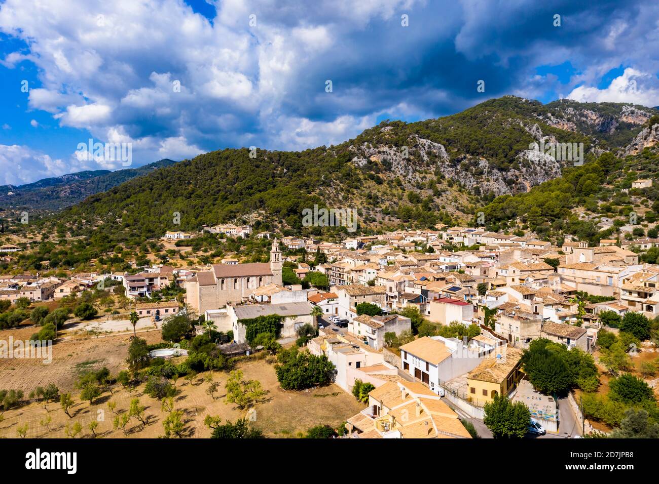 Maisons dans quartier résidentiel près des montagnes contre ciel nuageux, Caimari, Majorque, Espagne Banque D'Images