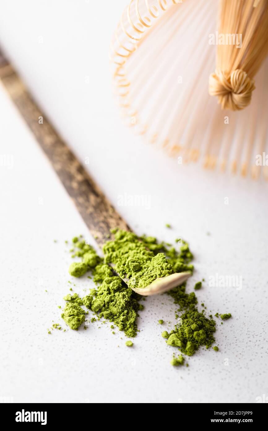 Poudre de thé Matcha sur une cuillère en bois traditionnelle Banque D'Images