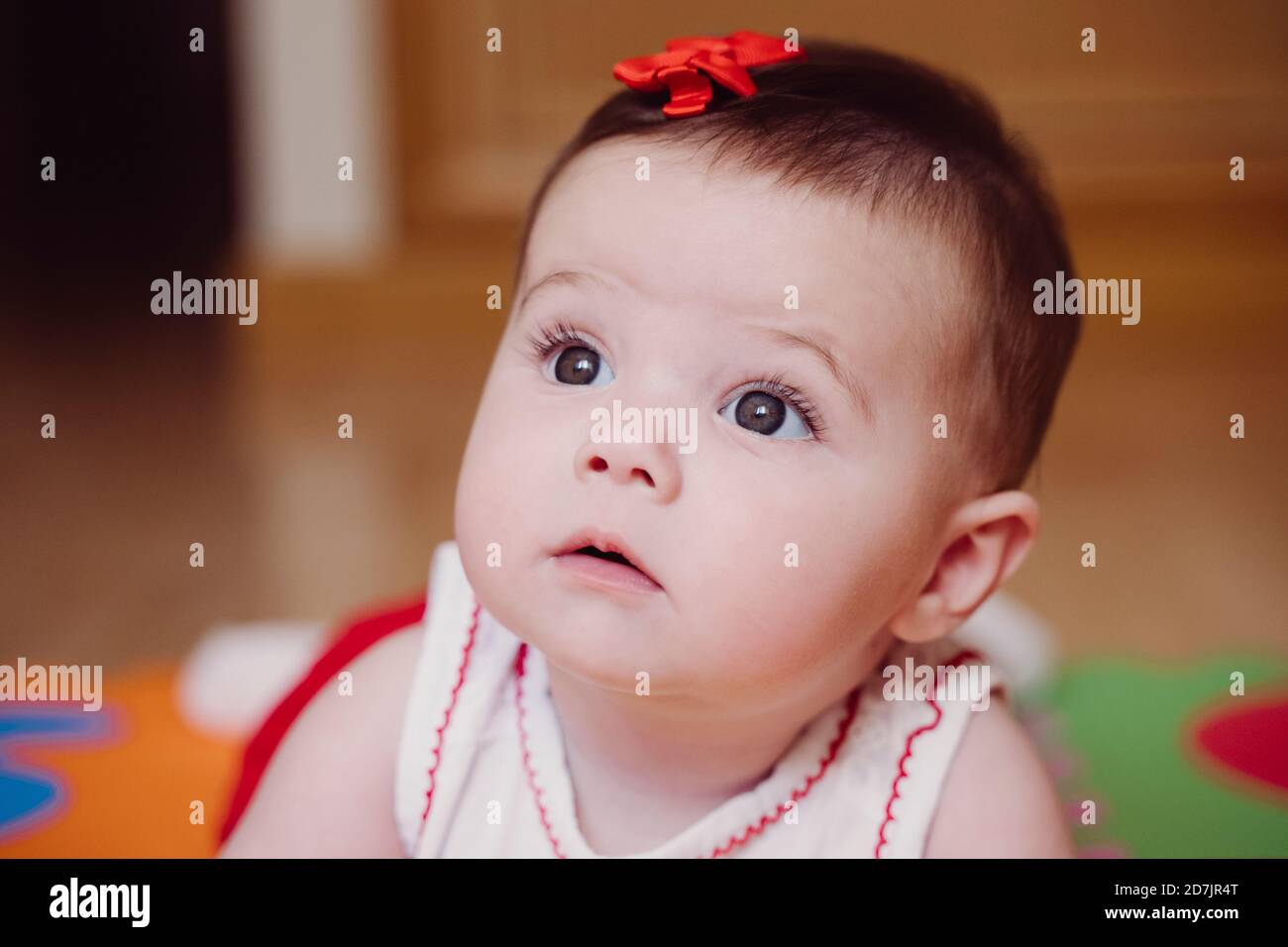 Gros plan de la petite fille adorable avec une pince à cheveux rouge loin de chez vous Banque D'Images