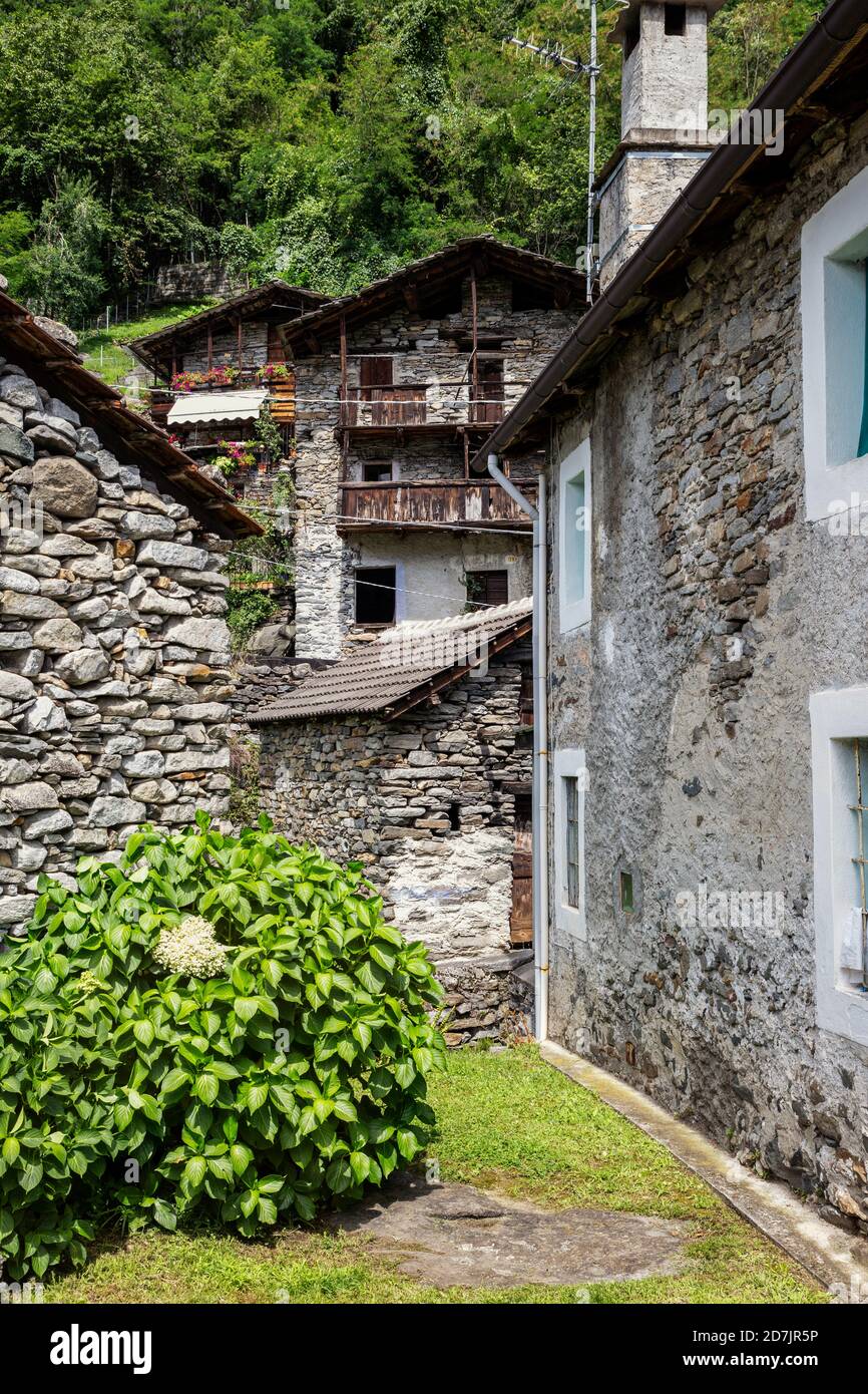 Italie, province de Sondrio, Borgonuovo, maisons en pierre dans village rustique Banque D'Images