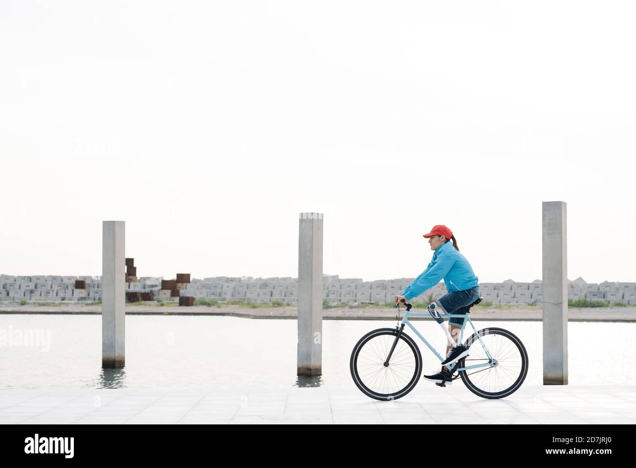 Jeune homme à vélo sur une piste contre un ciel dégagé Banque D'Images
