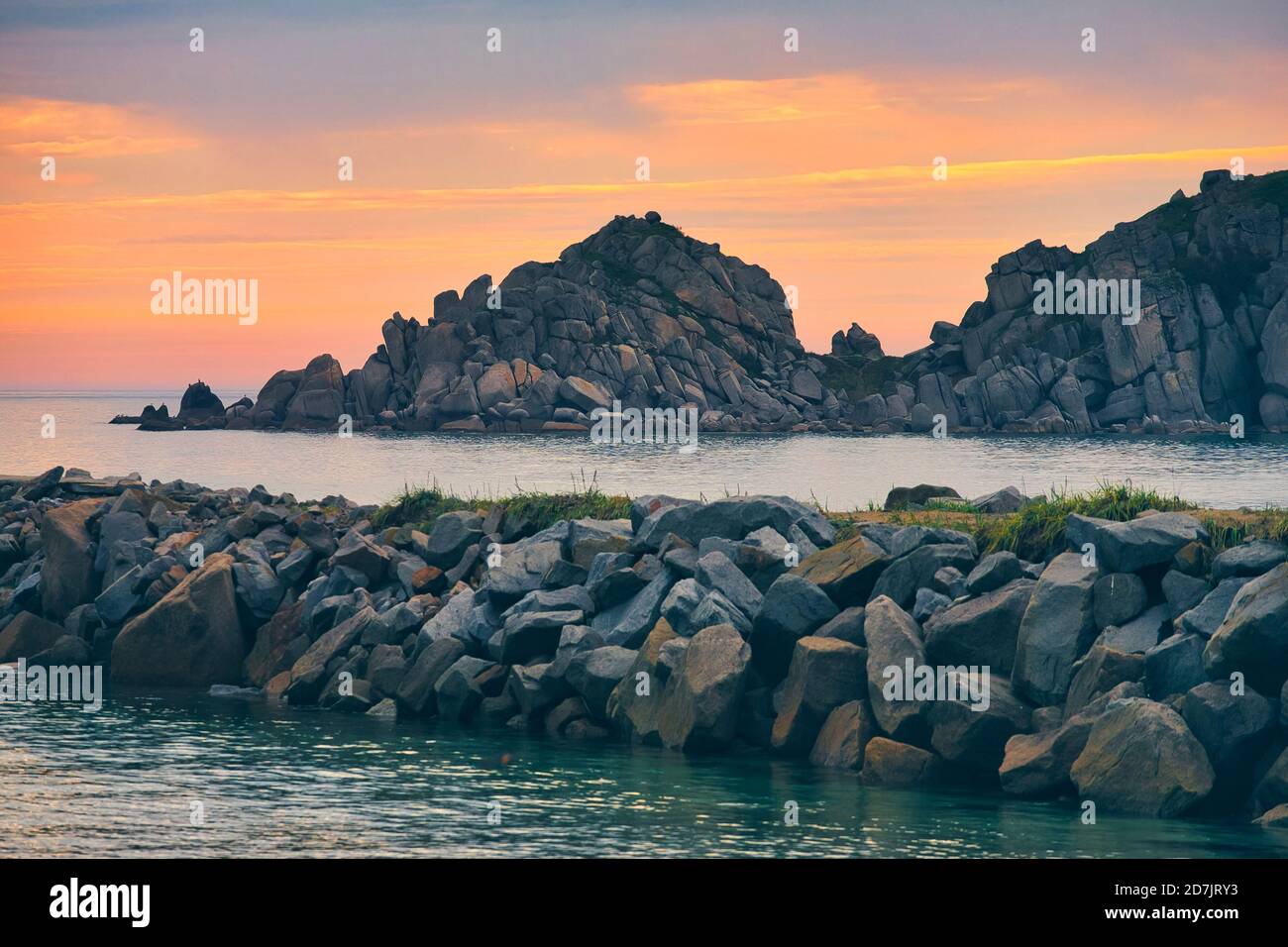 Rochers en mer du Japon contre ciel nuageux au coucher du soleil, Primorsky Krai, Russie Banque D'Images