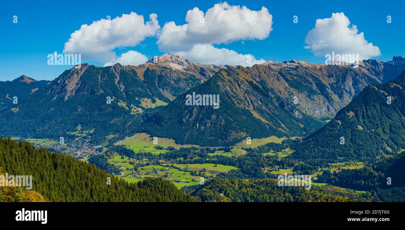 Panorama pittoresque de la vallée de Stillachtal dans les Alpes d'Allgau en automne Banque D'Images