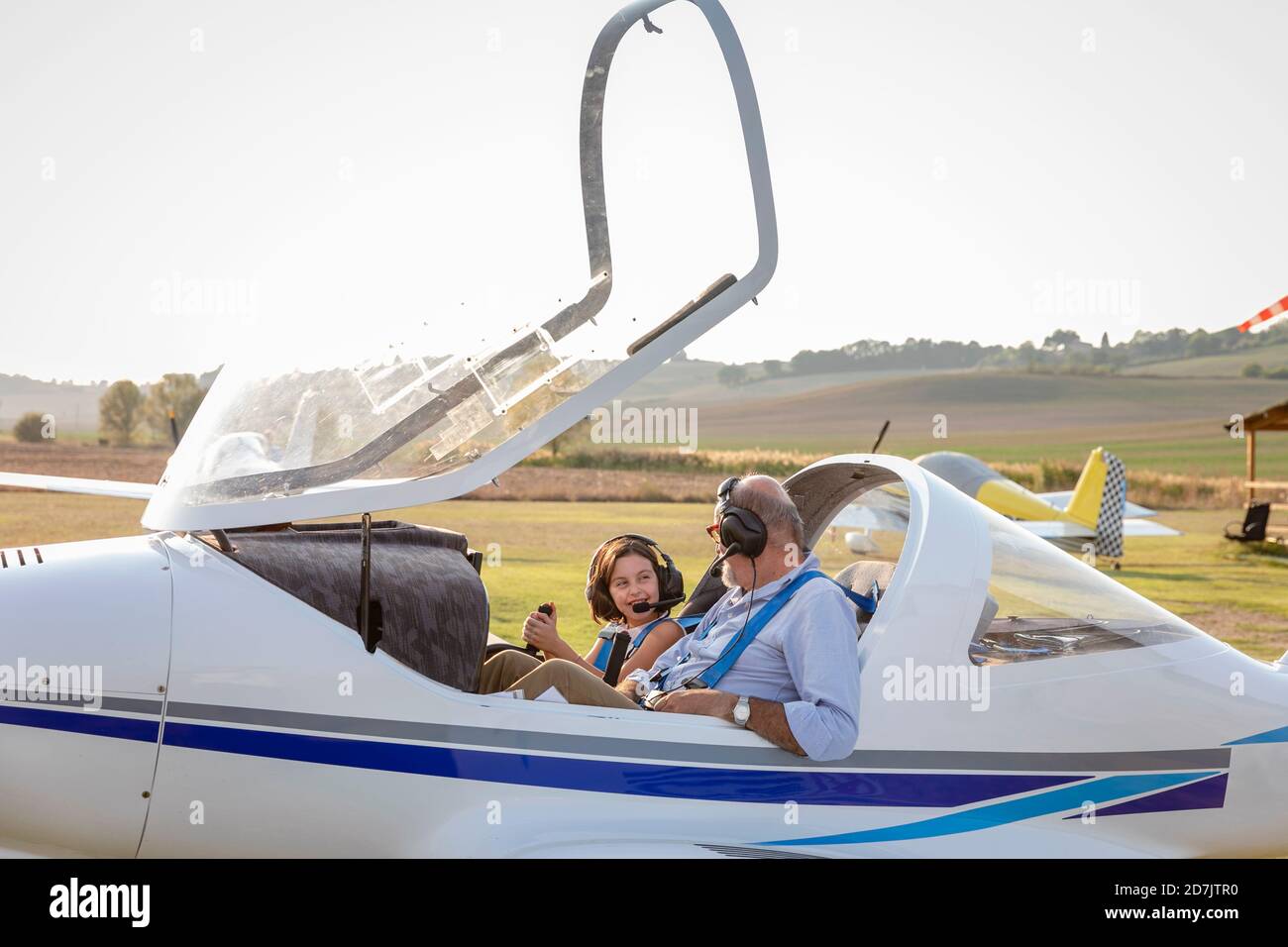 Petite fille et grand-père se préparer à prendre l'avion à l'aérodrome Banque D'Images